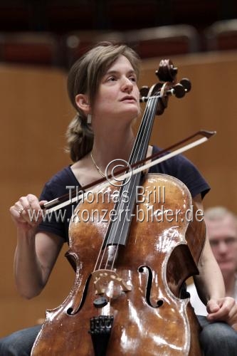 Deutsche Cellistin Tanja Tetzlaff begleitet die Deutsche Kammerphilharmonie Bremen unter der Leitung des amerikanischen Dirigenten Jonathan Stockhammer in der Philharmonie Köln (© Thomas Brill)